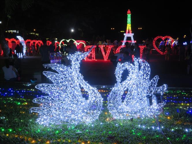 Trong ảnh: Sự kiện diễn ra từ 16 giờ 30 đến 23 giờ hàng ngày, từ ngày 12 đến 18/9. Ảnh: Ánh Tuyết - TTXVN