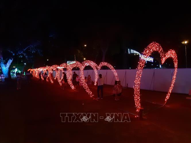 Trong ảnh: Các mô hình đèn LED tại lễ hội. Ảnh: Ánh Tuyết - TTXVN