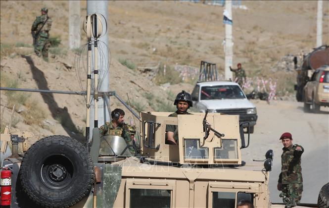 Trong ảnh: Binh sĩ quân đội Afghanistan gác gần hiện trường vụ nổ bom xe bên ngoài căn cứ của lực lượng đặc nhiệm quân đội ở huyện Chahar Asyab, tỉnh Kabul, ngày 12/9/2019. Ảnh: THX/TTXVN 