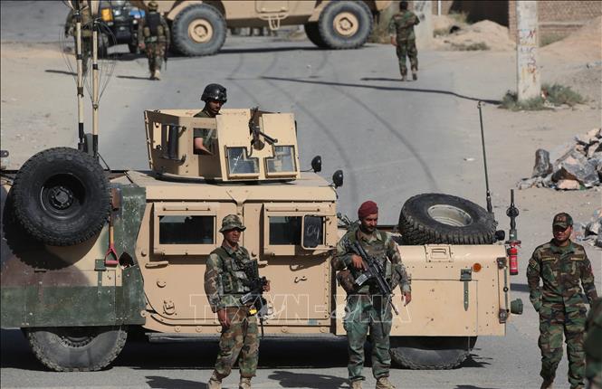 Trong ảnh: Binh sĩ quân đội Afghanistan gác gần hiện trường vụ nổ bom xe bên ngoài căn cứ của lực lượng đặc nhiệm quân đội ở huyện Chahar Asyab, tỉnh Kabul, ngày 12/9/2019. Ảnh: THX/TTXVN