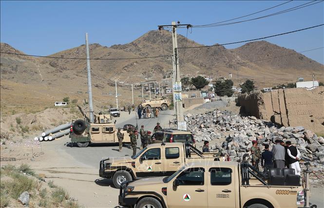 Trong ảnh: Binh sĩ quân đội Afghanistan phong tỏa hiện trường vụ nổ bom xe bên ngoài căn cứ của lực lượng đặc nhiệm quân đội ở huyện Chahar Asyab, tỉnh Kabul, ngày 12/9/2019. Ảnh: THX/TTXVN