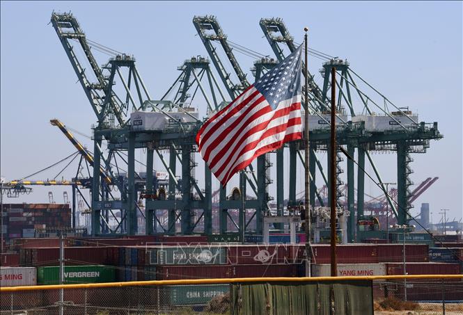 Trong ảnh (tư liệu): Cảng contenơ hàng hóa Long Beach ở Los Angeles, Mỹ. Ảnh: AFP/TTXVN