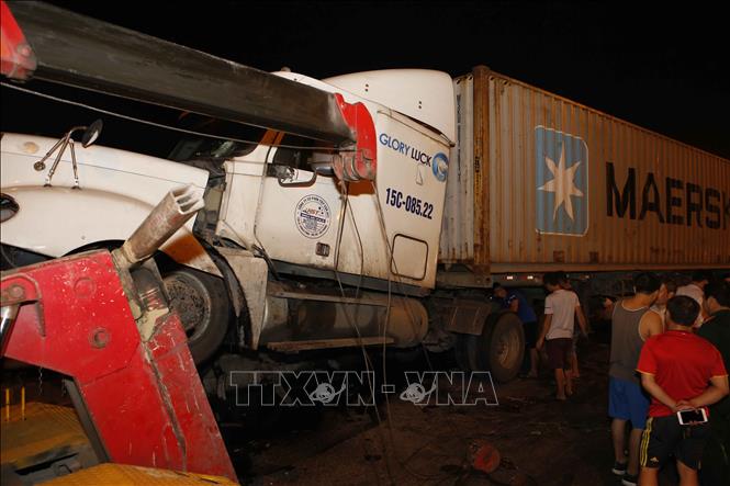 Trong ảnh: Lực lượng chức năng dùng xe chuyên dụng cẩu xe bị tai nạn. Ảnh: Doãn Tấn - TTXVN