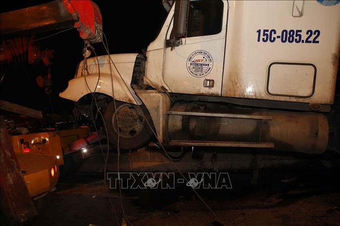 Trong ảnh: Lực lượng chức năng dùng xe chuyên dụng cẩu xe bị tai nạn. Ảnh: Doãn Tấn - TTXVN