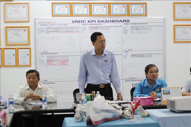 Trong ảnh: Đoàn Đại biểu Quốc hội tỉnh Tây Ninh làm việc với Công ty TNHH VMC Hoàng Gia. Ảnh: Thanh Tân - TTXVN
