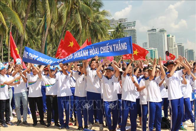 Trong ảnh, bạn học của Nguyễn Hải Đăng (Trường THPT Chuyên Lê Quý Đôn) cổ vũ em thi đấu trên bãi biển Nha Trang-  Khánh Hòa. Ảnh: Phan Sáu : TTXVN