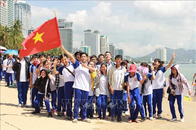 Trong ảnh: Học sinh Trường THPT Chuyên Lê Quý Đôn cổ vũ em Nguyễn Hải Đăng trên bãi biển Nha Trang-  Khánh Hòa. Ảnh: Phan Sáu : TTXVN