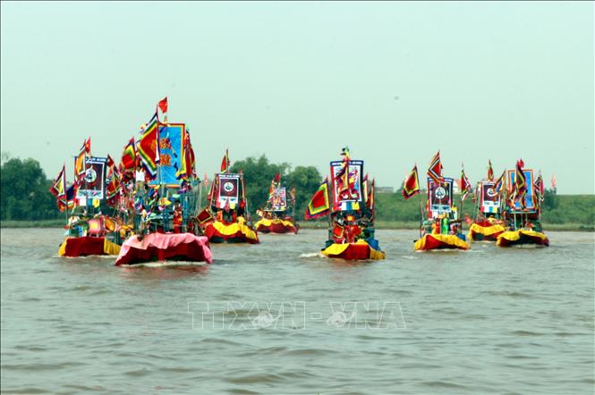 Photo: A view of the military parade with the participation of 1,500 fishermen and martial artists along with around 50 boats on Luc Dau River. VNA Photo: Mạnh Tú