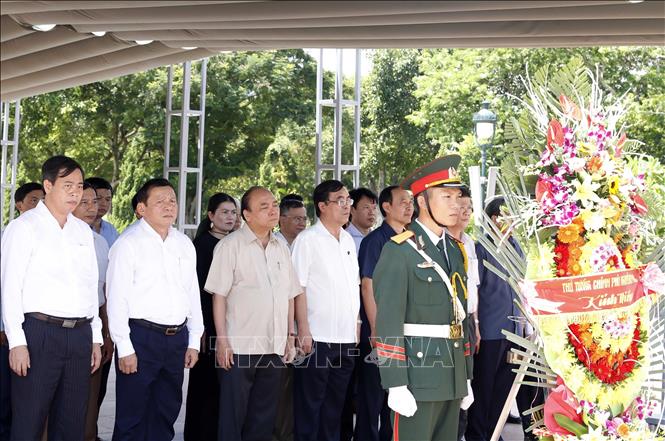 Photo: PM Nguyen Xuan Phuc and delegates pay tributes to martyrs at the Quang Tri Ancient Citadel. VNA Photo: Thống Nhất