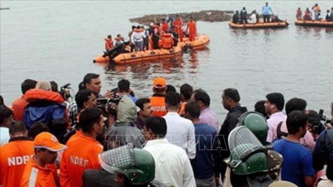 Trong ảnh: Lực lượng cứu hộ tìm kiếm nạn nhân tại hiện trường vụ lật tàu trên sông Godavari, Ấn Độ, ngày 15/9/2019. Ảnh: ANI/ TTXVN