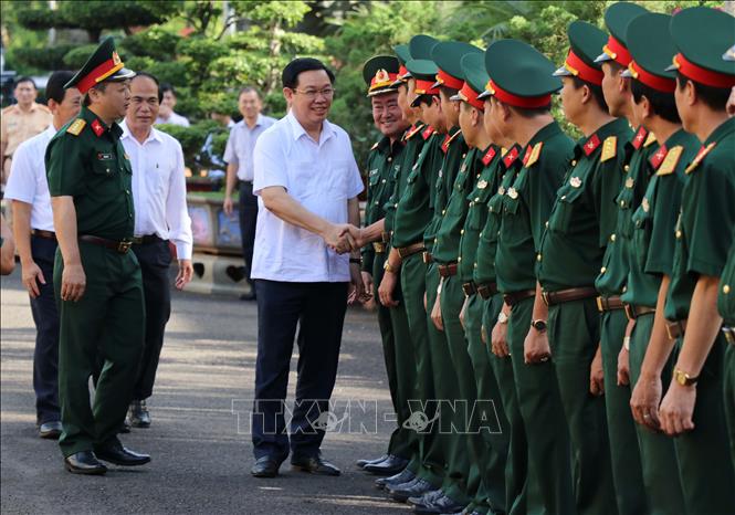 Phó Thủ tướng Vương Đình Huệ với các cán bộ, chiến sỹ Binh đoàn 15, Binh đoàn 16 và Công ty Cà phê 15 (Quân khu 5). Ảnh: Hoài Nam – TTXVN