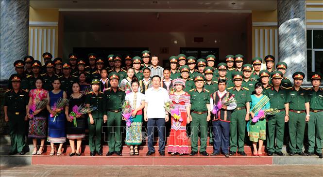 Phó Thủ tướng Vương Đình Huệ với các cán bộ, chiến sỹ, người lao động Binh đoàn 15, Binh đoàn 16 và Công ty Cà phê 15 (Quân khu 5). Ảnh: Hoài Nam – TTXVN.