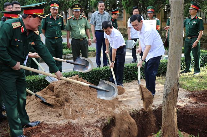 Phó Thủ tướng Vương Đình Huệ trồng cây lưu niệm trong khuôn viên trụ sở Binh đoàn 15. Ảnh: Hoài Nam – TTXVN.