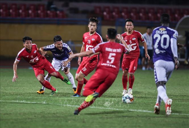 Trong ảnh: Các cầu thủ Viettel phòng ngự áp sát số đông trên sân nhà mỗi khi các cầu thủ Hà Nội FC có bóng. Ảnh: Trọng Đạt-TTXVN

