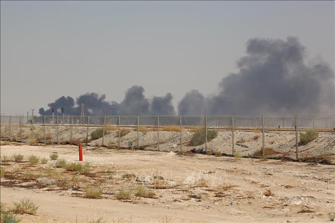 Trong ảnh: Khói bốc lên từ cơ sở lọc dầu của Aramco tại Abqaiq, Saudi Arabia, sau vụ tấn công ngày 14/9/2019. Ảnh: AFP/ TTXVN