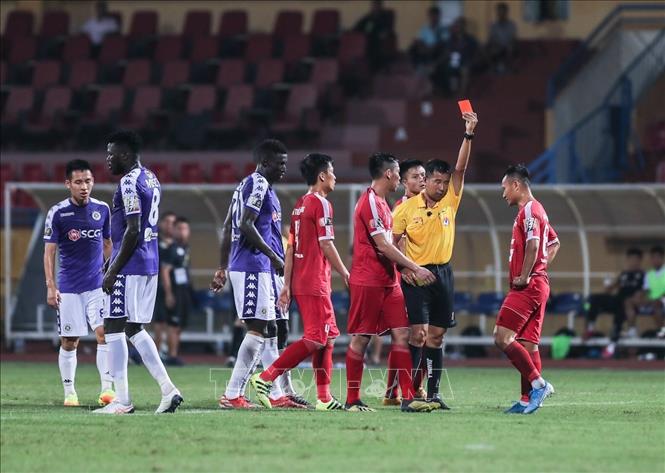 Trong ảnh: Tiền vệ Trọng Hoàng của Viettel nhận thẻ đỏ, rời sân trong nửa cuối hiệp thi đấu thứ 2. Ảnh: Trọng Đạt-TTXVN