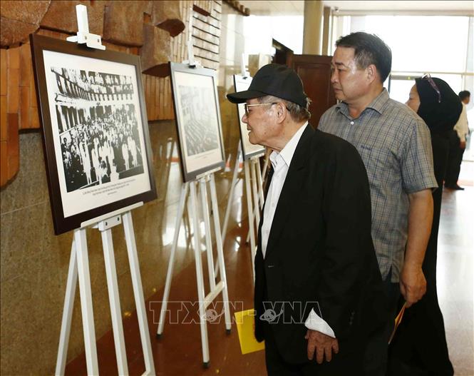 Trong ảnh: Các đại biểu tham quan trưng bày ảnh tại Lễ kỷ niệm. Ảnh: Văn Điệp – TTXVN 