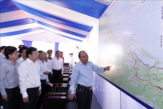 Trong ảnh: Thủ tướng Nguyễn Xuân Phúc và Phó Thủ tướng Trịnh Đình Dũng tham quan sơ đồ của dự án.Ảnh: Thống Nhất-TTXVN