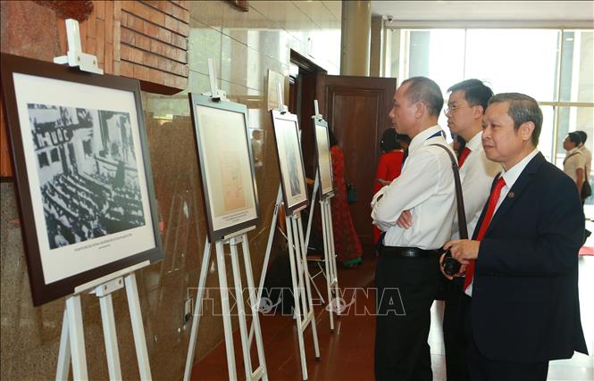 Trong ảnh: Đại biểu xem triển lãm ảnh về Trưởng ban Thường trực Quốc hội Bùi Bằng Đoàn. Ảnh: Doãn Tấn - TTXVN