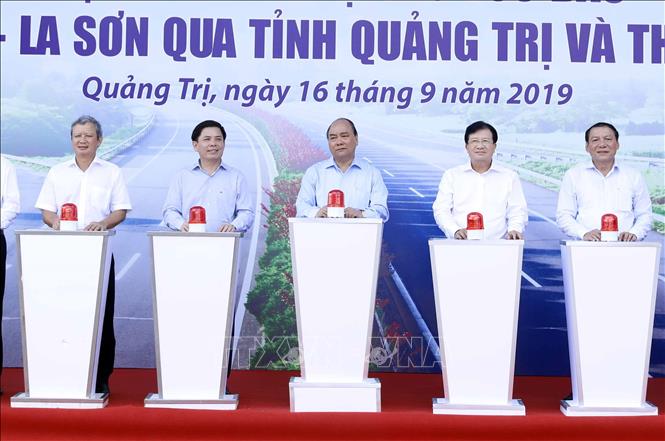 Trong ảnh: Thủ tướng Nguyễn Xuân Phúc và các đại biểu thực hiện nghi thức khởi công. Ảnh: Thống Nhất-TTXVN
