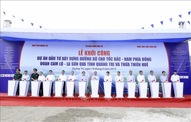 Trong ảnh: Thủ tướng Nguyễn Xuân Phúc và các đại biểu thực hiện nghi thức khởi công. Ảnh: Thống Nhất-TTXVN
