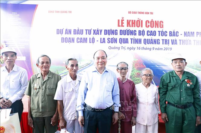 Trong ảnh: Thủ tướng Nguyễn Xuân Phúc tặng quà cho nhân dân vùng dự án. Ảnh: Thống Nhất-TTXVN