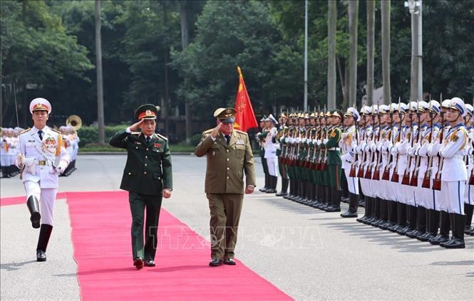 Trong ảnh: Thượng tướng Phan Văn Giang và Thượng tướng Álvaro López Miera duyệt đội danh dự QĐND Việt Nam. Ảnh: Dương Giang - TTXVN