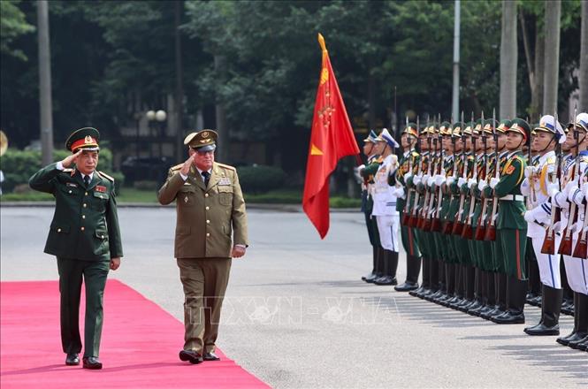 Trong ảnh: Thượng tướng Phan Văn Giang và Thượng tướng Álvaro López Miera duyệt đội danh dự QĐND Việt Nam. Ảnh: Dương Giang - TTXVN