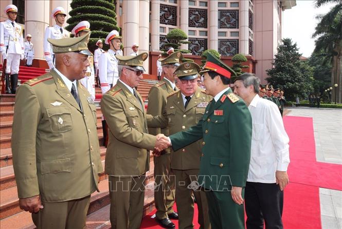 Trong ảnh: Thượng tướng Álvaro López Miera giới thiệu với Thượng tướng Phan Văn Giang thành viên đoàn quân sự cấp cao Caba tại lễ đón. Ảnh: Dương Giang - TTXVN
