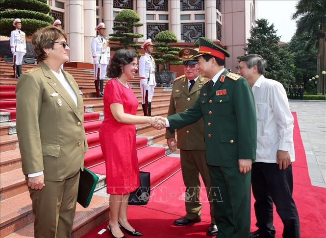 Trong ảnh: Thượng tướng Álvaro López Miera giới thiệu với Thượng tướng Phan Văn Giang thành viên đoàn quân sự cấp cao Caba tại lễ đón. Ảnh: Dương Giang - TTXVN
