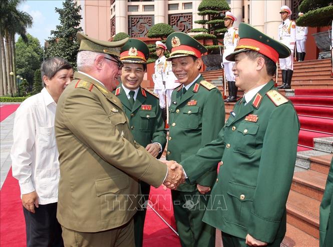 Trong ảnh: Thượng tướng Phan Văn Giang giới thiệu với Thượng tướng Álvaro López Miera thành viên đoàn quân sự cấp cao Việt Nam tại lễ đón. Ảnh: Dương Giang - TTXVN