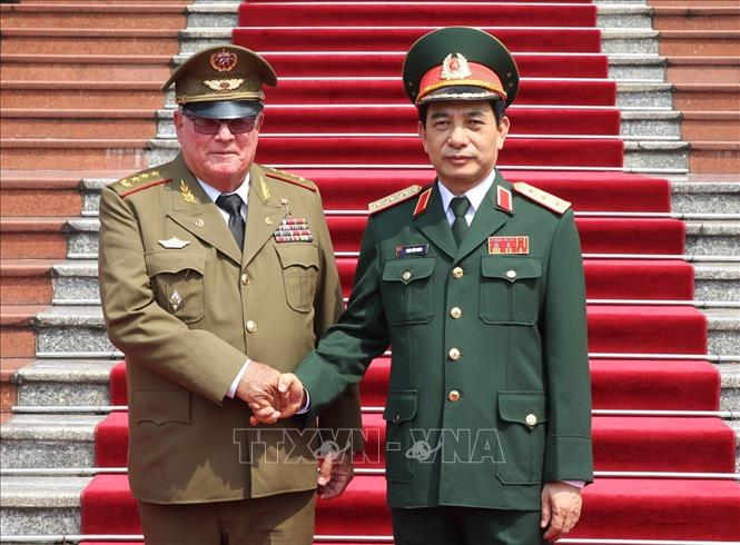 Trong ảnh: Thượng tướng Phan Văn Giang và Thượng tướng Álvaro López Miera chụp ảnh chung tại lễ đón. Ảnh: Dương Giang - TTXVN