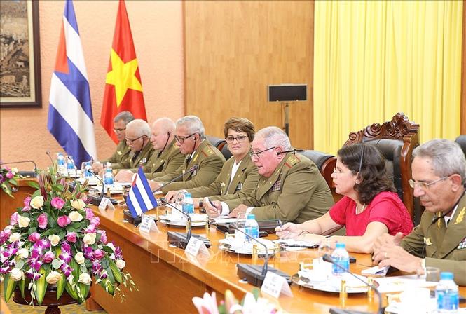 Trong ảnh: Thượng tướng Álvaro López Miera và đoàn quân sự cấp cao Cuba tham dự hội đàm. Ảnh: Dương Giang - TTXVN