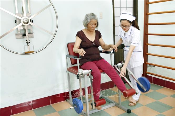 Trong ảnh: Trung tâm y tế huyện Phù Cát (Bình Đinh) phát triển chuyên khoa y học cổ truyền - phục hồi chức năng, điều trị thuốc đông dược thành phẩm kết hợp với thuốc tây y, tỷ lệ điều trị thành công đạt 90%. Ảnh: Dương Ngọc - TTXVN