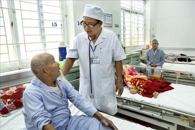 Trong ảnh: Trung tâm y tế huyện Phù Cát (Bình Đinh) phát triển chuyên khoa hồi sức cấp cứu, cứu sống được nhiều bệnh nhân cao tuổi mắc các bệnh mãn tính, bệnh không lây mà không phải chuyển tuyến. Ảnh: Dương Ngọc - TTXVN