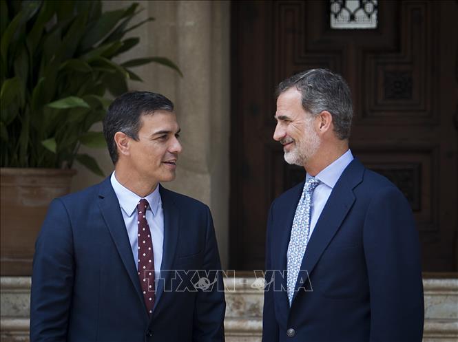 Trong ảnh: Nhà Vua Tây Ban Nha Felipe VI trong cuộc gặp với Thủ tướng tạm quyền Pedro Sanchez tại  Palma de Mallorca ngày 7/8/2019. Ảnh: AFP/TTXVN
