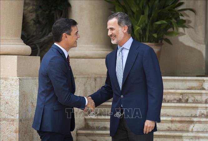 Trong ảnh: Nhà Vua Tây Ban Nha Felipe VI (phải) trong cuộc gặp với Thủ tướng tạm quyền Pedro Sanchez tại Palma de Mallorca ngày 7/8/2019. Ảnh: AFP/TTXVN