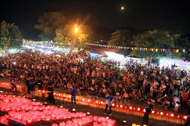 Trong ảnh: Hàng nghìn người dân và du khách thập phương về dự lễ cầu an và hội hoa đăng. Ảnh: Mạnh Tú - TTXVN