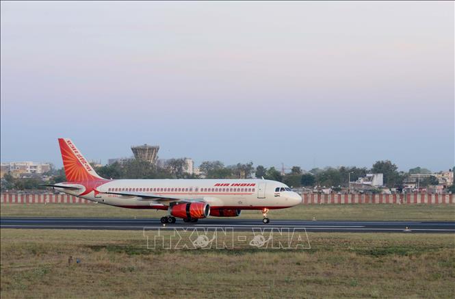 Trong ảnh: Máy bay của Hãng hàng không Air India tại sân bay quốc tế Sardar Vallabhbhai ở Ahmedabad, Ấn Độ. Ảnh: AFP/TTXVN