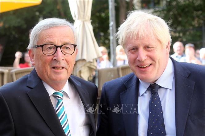 Trong ảnh: Thủ tướng Anh Boris Johnson (phải) trong cuộc gặp Chủ tịch Ủy ban châu Âu Jean-Claude Juncker tại Luxembourg ngày 16/9/2019. Ảnh: AFP/TTXVN