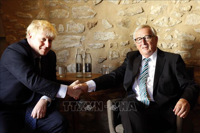 Trong ảnh: Thủ tướng Anh Boris Johnson (trái) trong cuộc gặp Chủ tịch Ủy ban châu Âu Jean-Claude Juncker tại Luxembourg ngày 16/9/2019. Ảnh: AFP/TTXVN