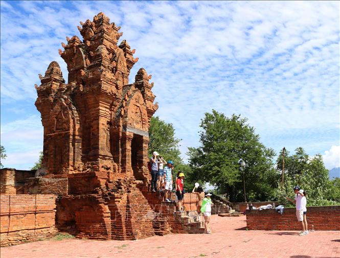 Trong ảnh: Du khách tham quan, chụp ảnh lưu niệm tại tháp Po Klong Garai. Ảnh: Nguyễn Thành – TTXVN