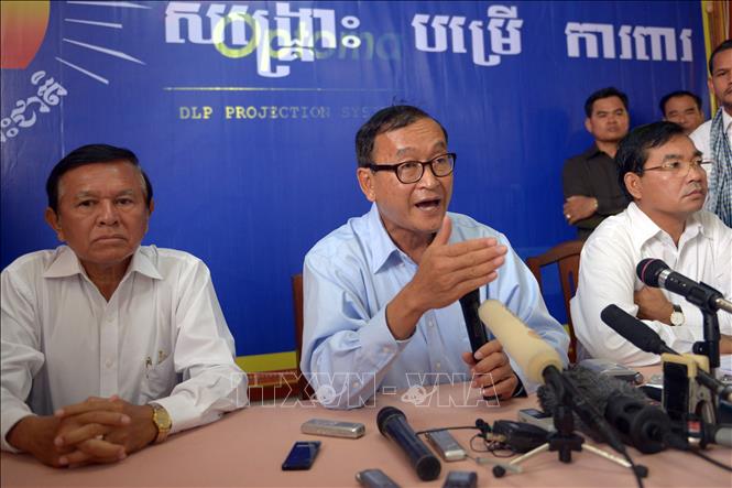 Trong ảnh (tư liệu): Thủ lĩnh Đảng Cứu nguy dân tộc Campuchia (CNRP) đối lập Sam Rainsy (giữa) trong cuộc họp báo tại Phnom Penh ngày 26/8/2013. Ảnh: AFP/TTXVN