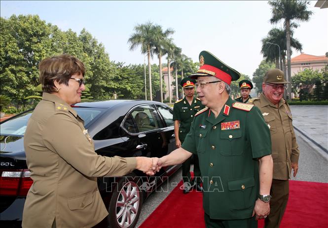 Trong ảnh: Thượng tướng Nguyễn Chí Vịnh gặp gỡ thành viên đoàn quân sự cấp cao Cuba tham dự đối thoại. Ảnh: Dương Giang - TTXVN