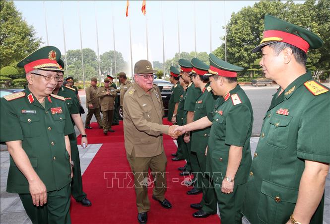 Trong ảnh: Thượng tướng Álvaro López Miera gặp gỡ thành viên đoàn quân sự cấp cao Việt Nam tham dự đối thoại. Ảnh: Dương Giang - TTXVN