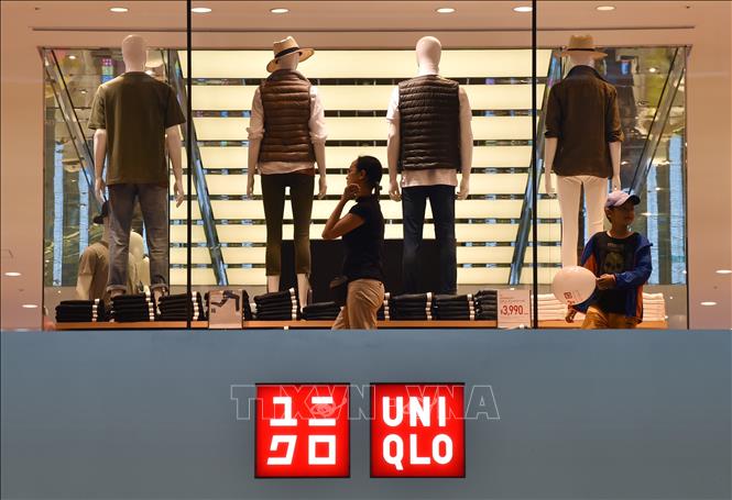 Trong ảnh: Cửa hàng của Tập đoàn bán lẻ Fast Retailing tại Tokyo, Nhật Bản. Ảnh: AFP/TTXVN