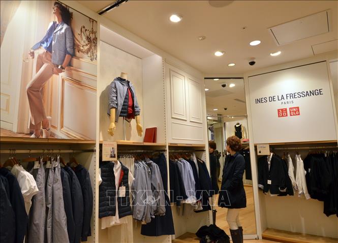 Trong ảnh: Cửa hàng của Tập đoàn bán lẻ Fast Retailing tại Tokyo, Nhật Bản. Ảnh: AFP/TTXVN