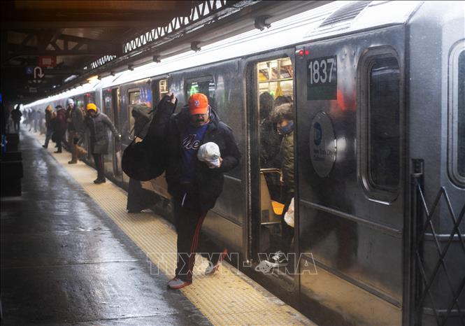 Trong ảnh: Hành khách đi tàu điện ngầm ở  New York, Mỹ. Ảnh: AFP/TTXVN