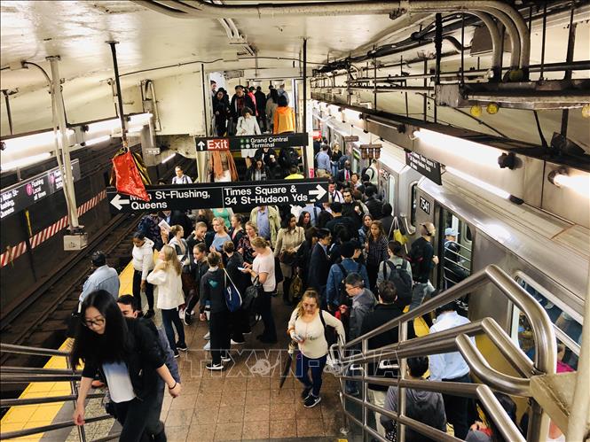 Trong ảnh: Hành khách tại một ga tàu điện ngầm ở  New York, Mỹ. Ảnh: AFP/TTXVN