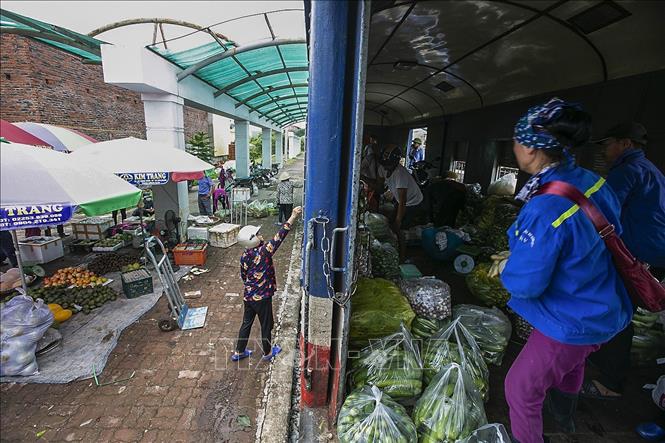 Trong ảnh: Các tiểu thương vận chuyển hàng hóa xuống tàu tiêu thụ khi đoàn tàu dừng lại tại ga cuối Hạ Long. Ảnh: Trọng Đạt - TTXVN 